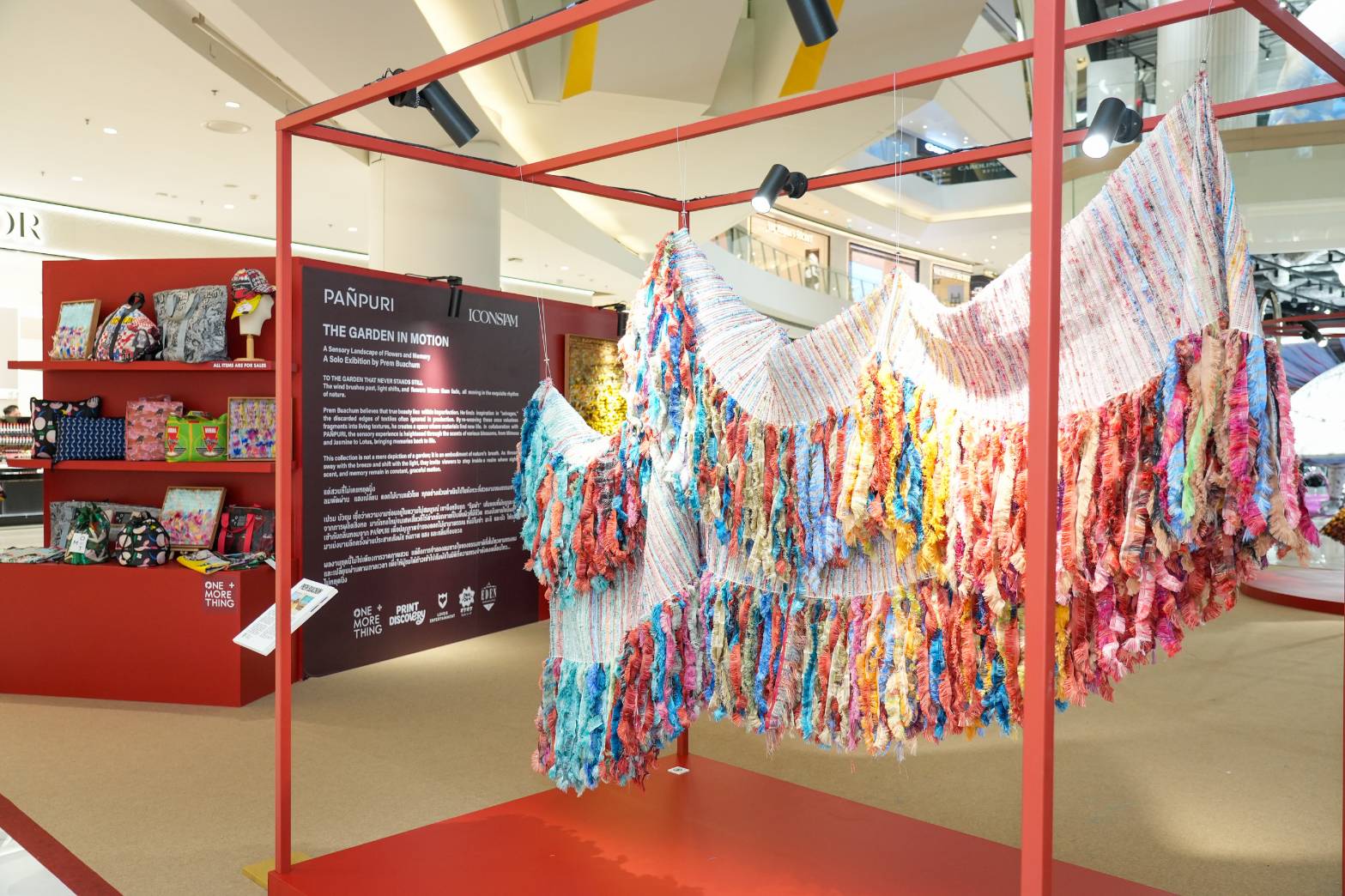 ไอคอนสยาม ชวนชมนิทรรศการ The Garden in Motion ผลงานศิลปะรักษ์โลก ผสานภาพ แสง กลิ่น และการเคลื่อนไหว วันนี้ ถึง 30 เมษายน 2569