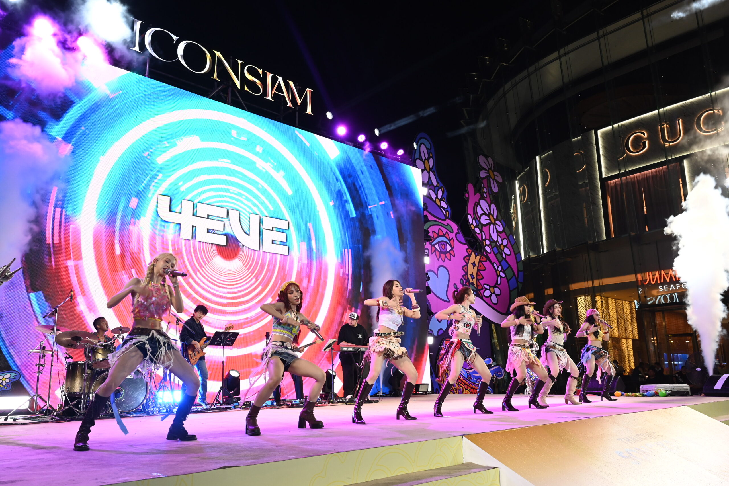 ไอคอนสยามคึกคัก สาด สนุก สุข สิริมงคล สงกรานต์ไทย ครั้งแรกของ “4EVE” สลัดลุคเกิร์ลกรุ๊ปสุดฮอตเป็นนางสงกรานต์รากษสเทวี ในงาน “ICONSIAM THAICONIC SONGKRAN 2026”